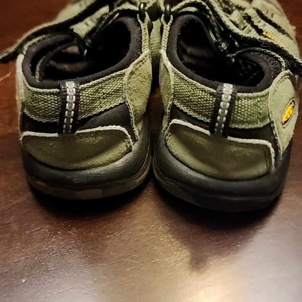 Keen Camo Sandals Big Kids sz 1